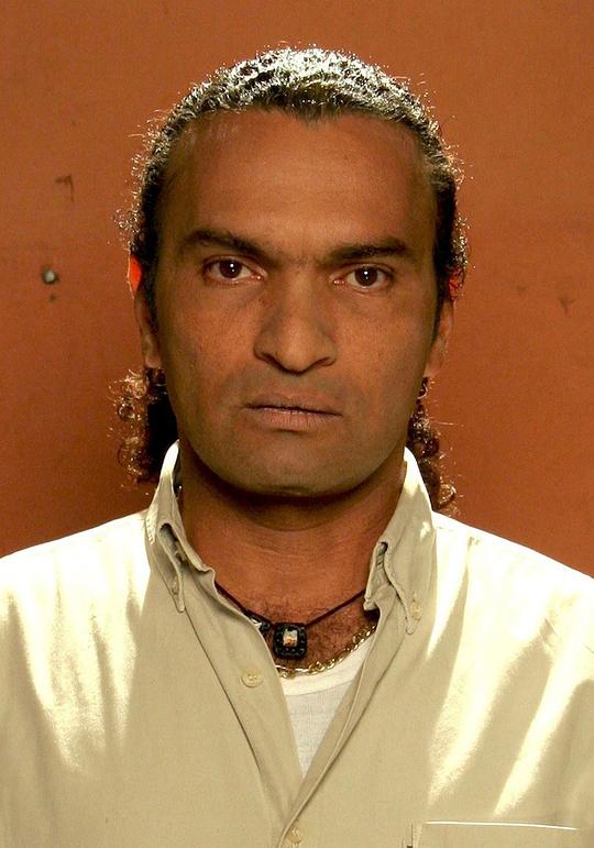 迭戈·巴斯克斯（何塞·阿卡蒂奥·布恩迪亚饰演）