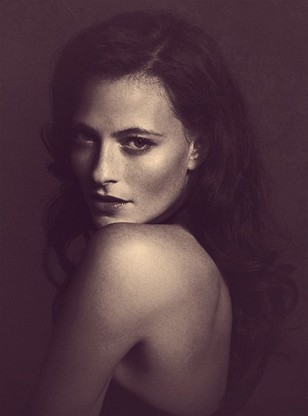 劳拉·普沃（Bella Harrigan饰演）