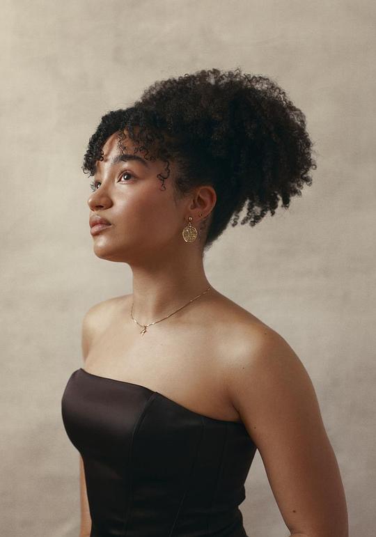 伊芙·爱德华兹（饰演）