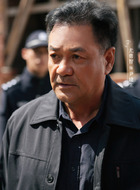 尹建生（尤勇智饰演）