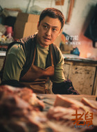 摊贩老板（许君聪饰演）