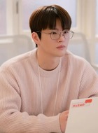 朴庆南（徐仁国饰演）