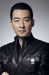 梁佩毅（郝平饰演）