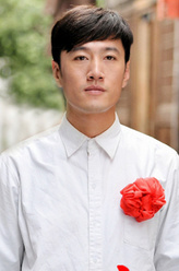 赵家仁（朱刚日尧饰演）