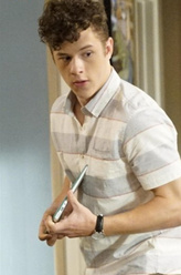 卢克·邓菲（诺兰·古德饰演）