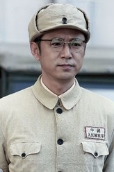 秦天明（高鑫饰演）