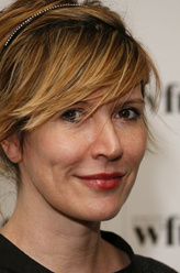 Felicity（朱莉亚·戴维斯饰演）