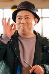 包教授（梁超饰演）