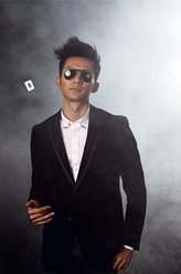 何东（李晨饰演）