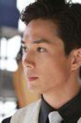 曾新亚（李承铉饰演）