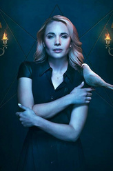 卡米尔（莉·派斯饰演）