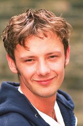 Rhys（约翰·西姆饰演）