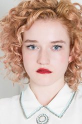 Ruth（朱莉娅·加纳饰演）