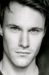 休·斯金纳（休·斯金纳饰演）