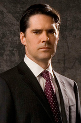 亚伦·霍奇纳（托马斯·吉布森饰演）