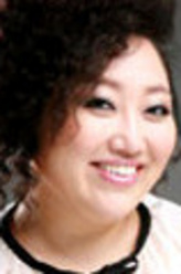 曹英实（朴俊勉饰演）