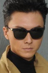 文申侠（王浩信饰演）