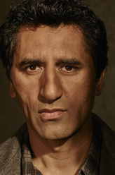 特拉维斯·马纳瓦（克利夫·柯蒂斯饰演）