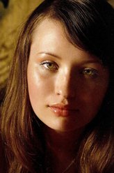 Laura Moon（艾米莉·布朗宁饰演）