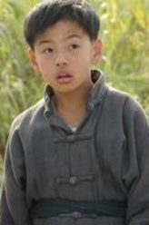 虎子（小叮咚饰演）