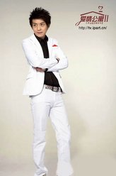 张伟（李佳航饰演）