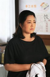 何青青（王茜华饰演）