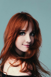 Emily（劳拉·斯宾塞饰演）