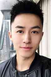 余人（付嘉饰演）