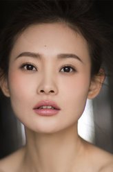 彭美华（王翊丹饰演）