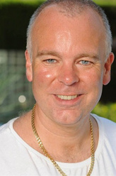 Julian（史蒂夫·佩姆伯顿饰演）