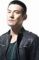 王明伟（严屹宽饰演）