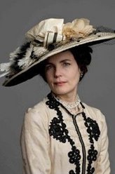 柯拉·克劳利（伊丽莎白·麦戈文饰演）