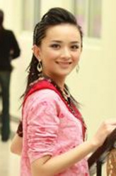虎一菲（李依玲饰演）