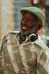 Earl（加勒特·莫里斯饰演）