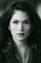 Angela Valdes（莱拉·罗兰饰演）