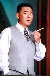 高士亮（李立群饰演）