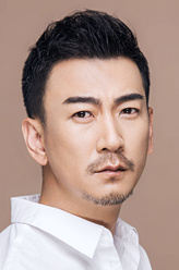 小德子（王千友饰演）