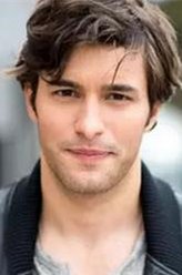 朱尼尔（亚历山大·柯克饰演）