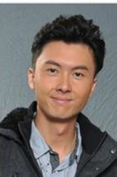 邱骏轩（王浩信饰演）