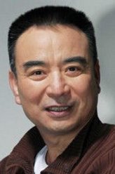 汪父（岳跃利饰演）