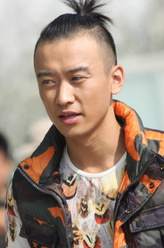 陈双龙（郑奇饰演）