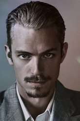 Will Conway（乔尔·金纳曼饰演）