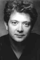 Cyrus Beene（杰夫·帕里饰演）