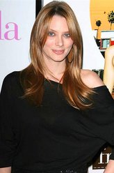 斯泰西·巴瑞特（艾普尔·鲍白饰演）