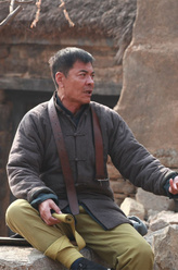 田守义（刘威饰演）