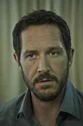 西蒙·福斯特（博迪·卡维尔饰演）