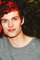 卡莱布（丹尼尔·沙曼饰演）