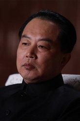 华国锋（曾红生饰演）