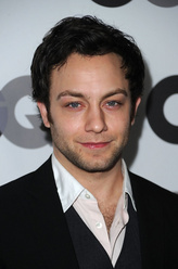 乔许·嘉曼斯基（乔纳森·萨多斯基饰演）