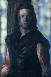 伊利亚（丹尼尔·吉里斯饰演）